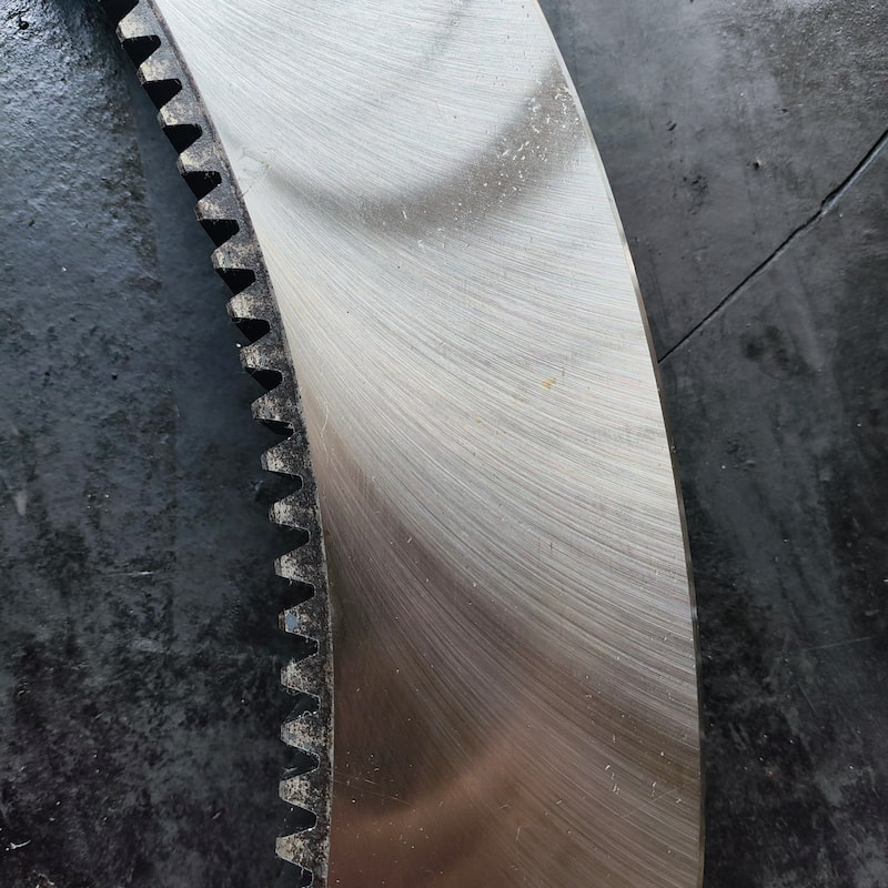 Slewing bearing with inner teeth