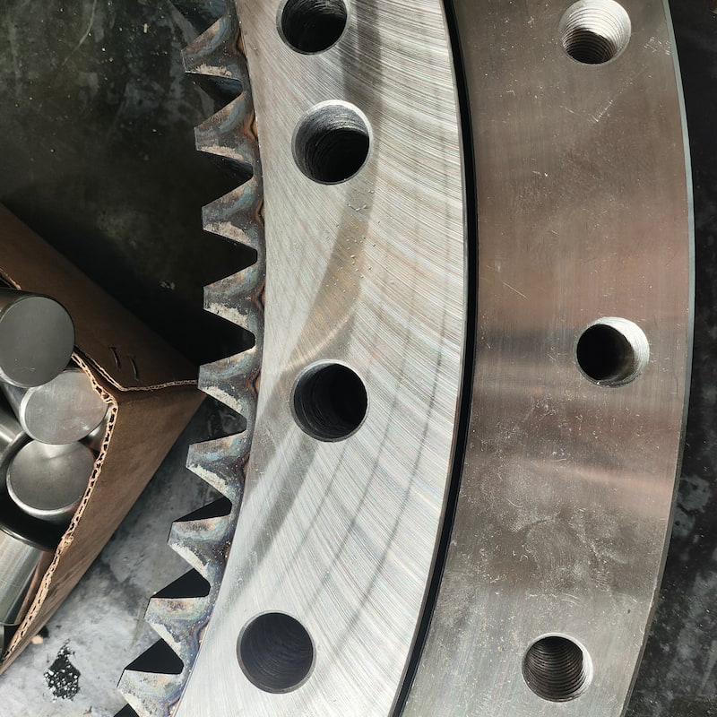 Roller slewing ring wih inner gear