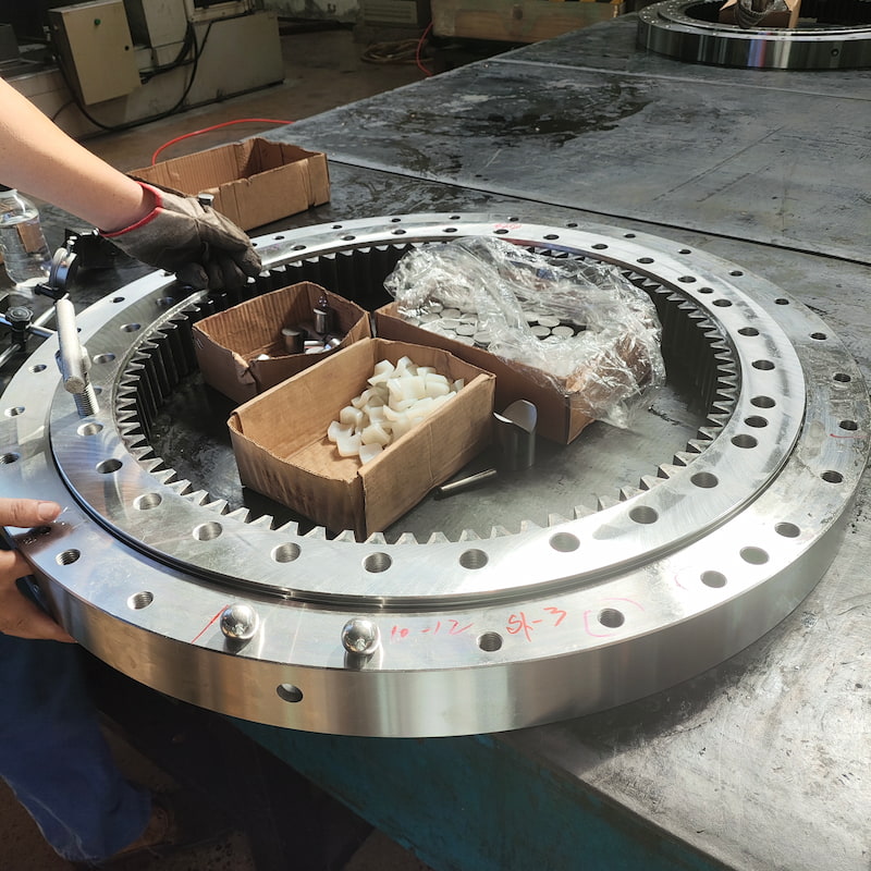 Crossed roller slewing ring