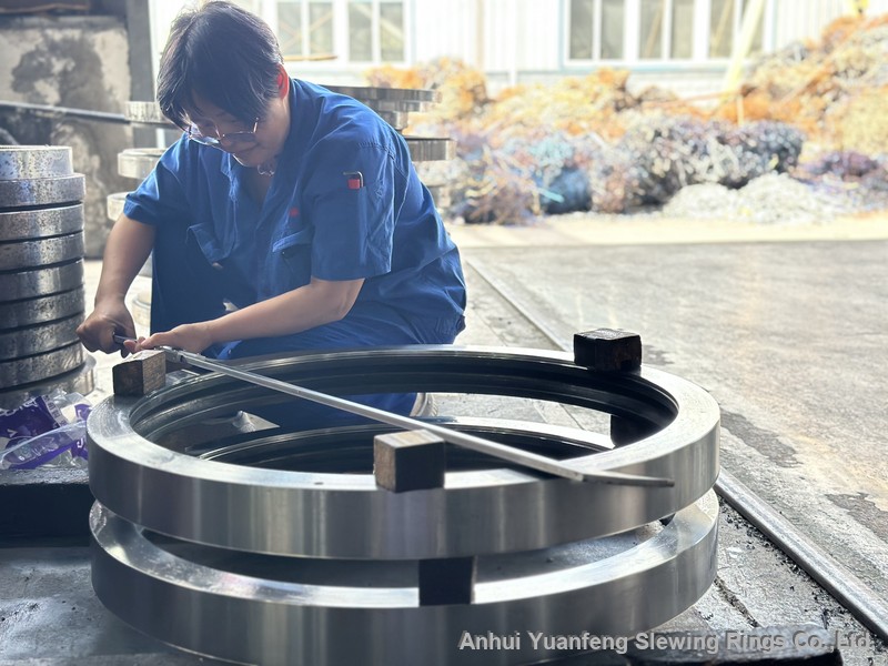 Yuanfeng slewing ring production