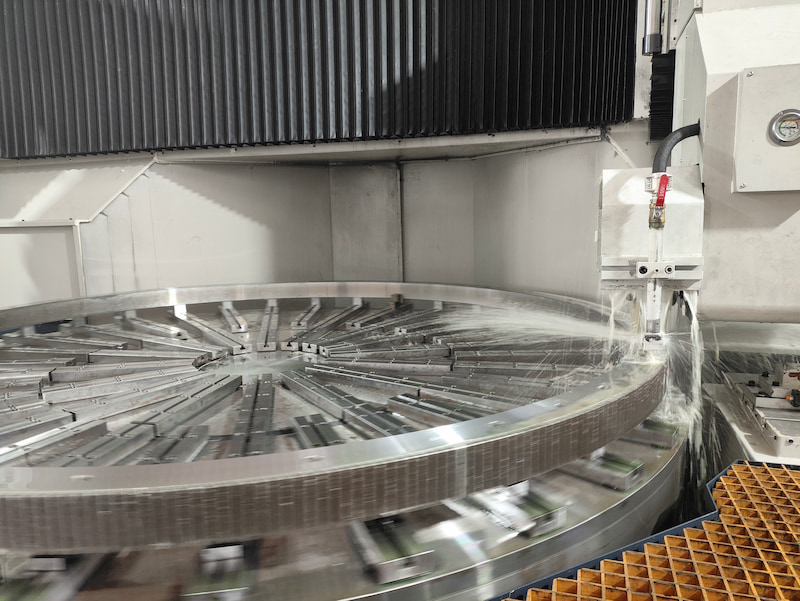 Precision turntable bearing