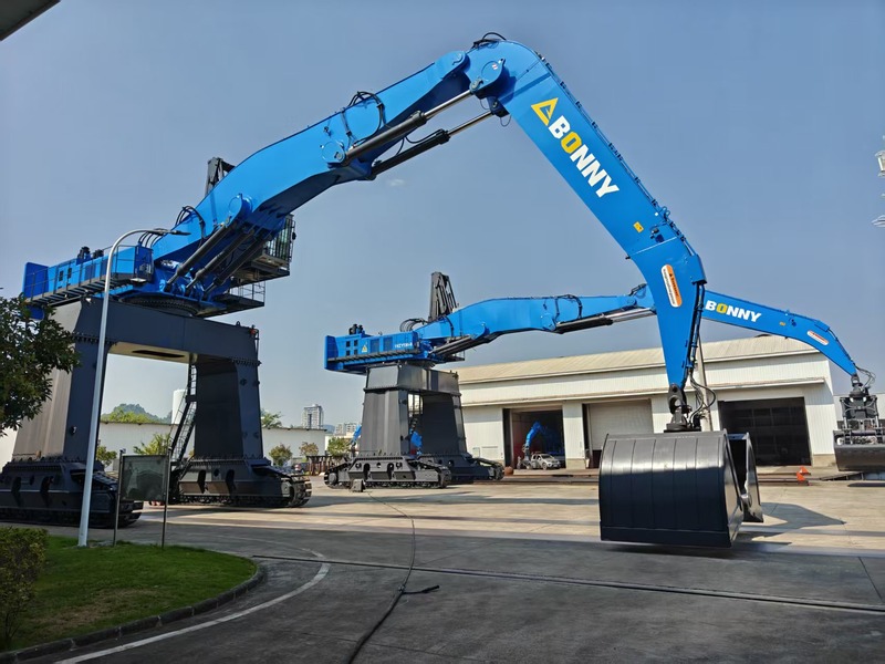 Scrap handler with grapple at work